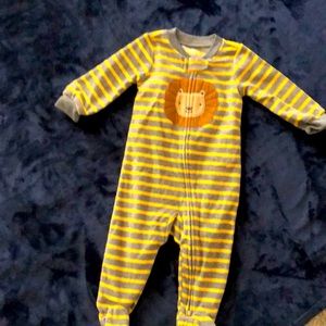 Little Prince attire. Never been worn but no tags. Size 9 mos Carter’s brand❤️☮️